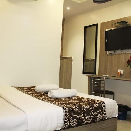 Hotel Time Gold Near Domestics Airport Мумбаи Экстерьер фото