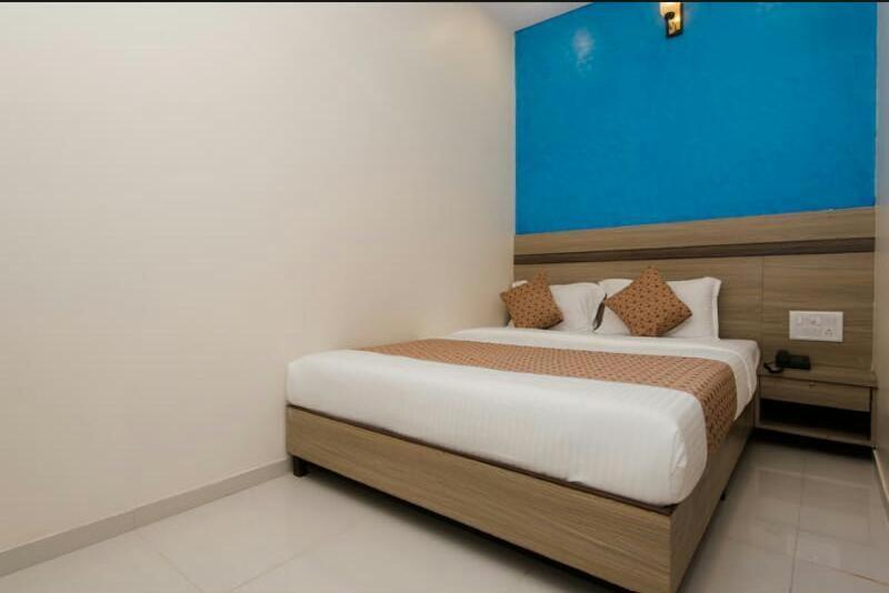 Hotel Time Gold Near Domestics Airport Мумбаи Экстерьер фото