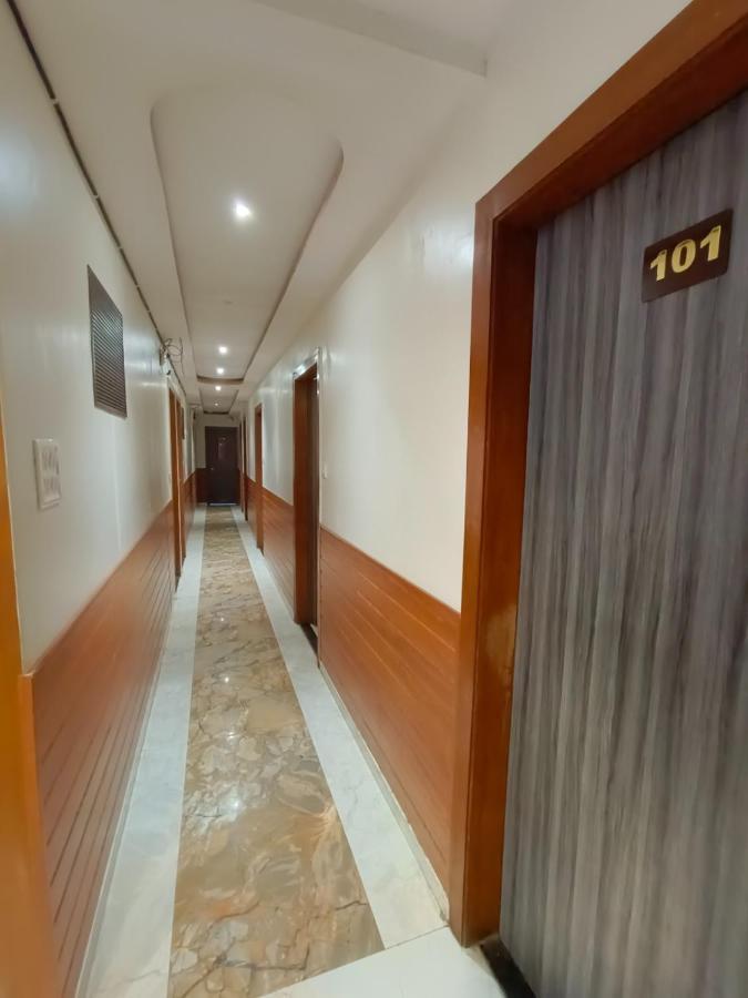 Hotel Time Gold Near Domestics Airport Мумбаи Экстерьер фото