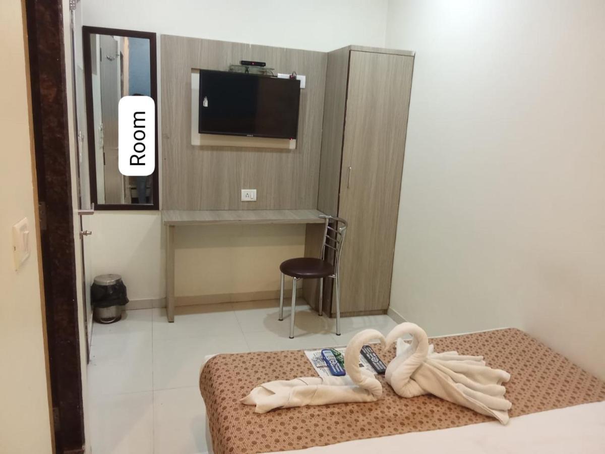 Hotel Time Gold Near Domestics Airport Мумбаи Экстерьер фото