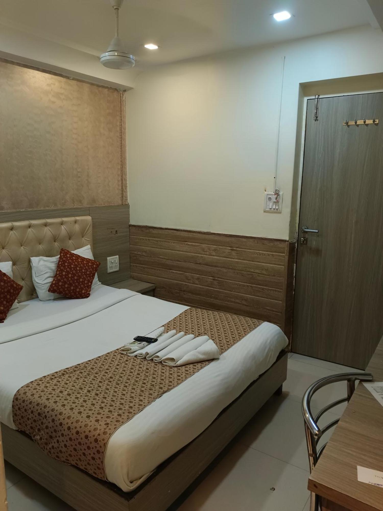 Hotel Time Gold Near Domestics Airport Мумбаи Экстерьер фото