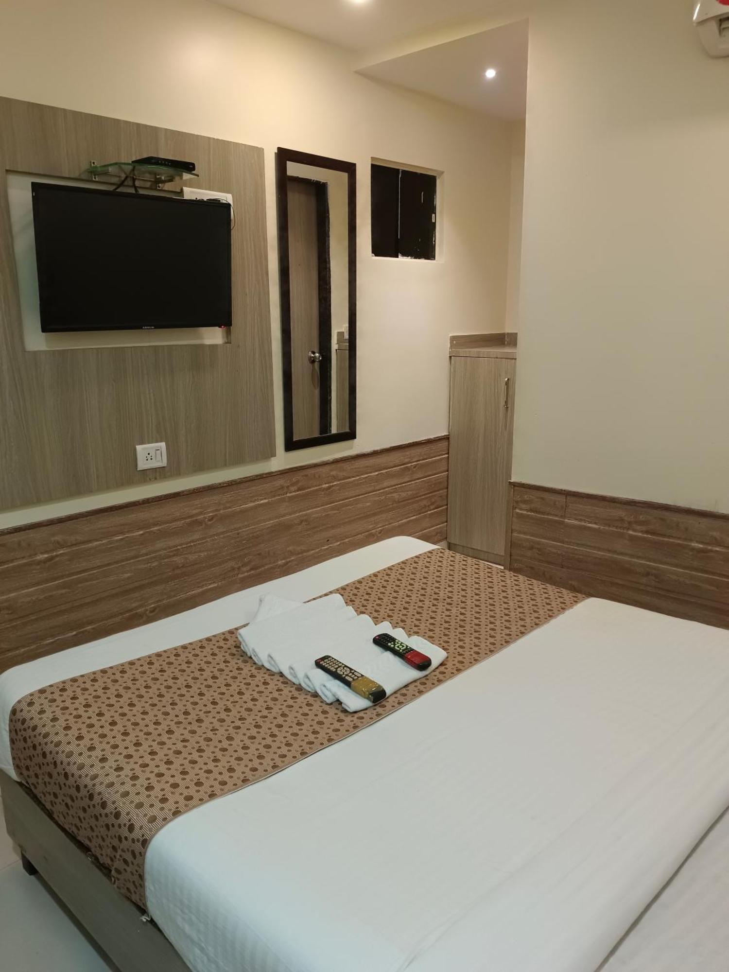 Hotel Time Gold Near Domestics Airport Мумбаи Экстерьер фото