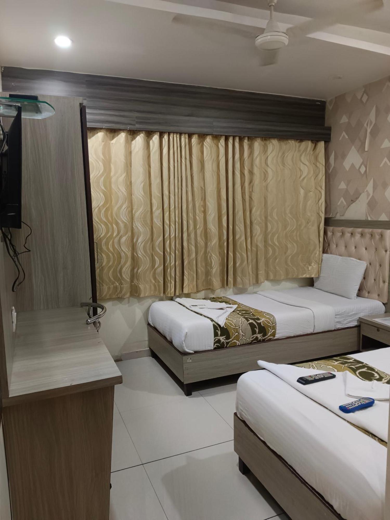 Hotel Time Gold Near Domestics Airport Мумбаи Экстерьер фото
